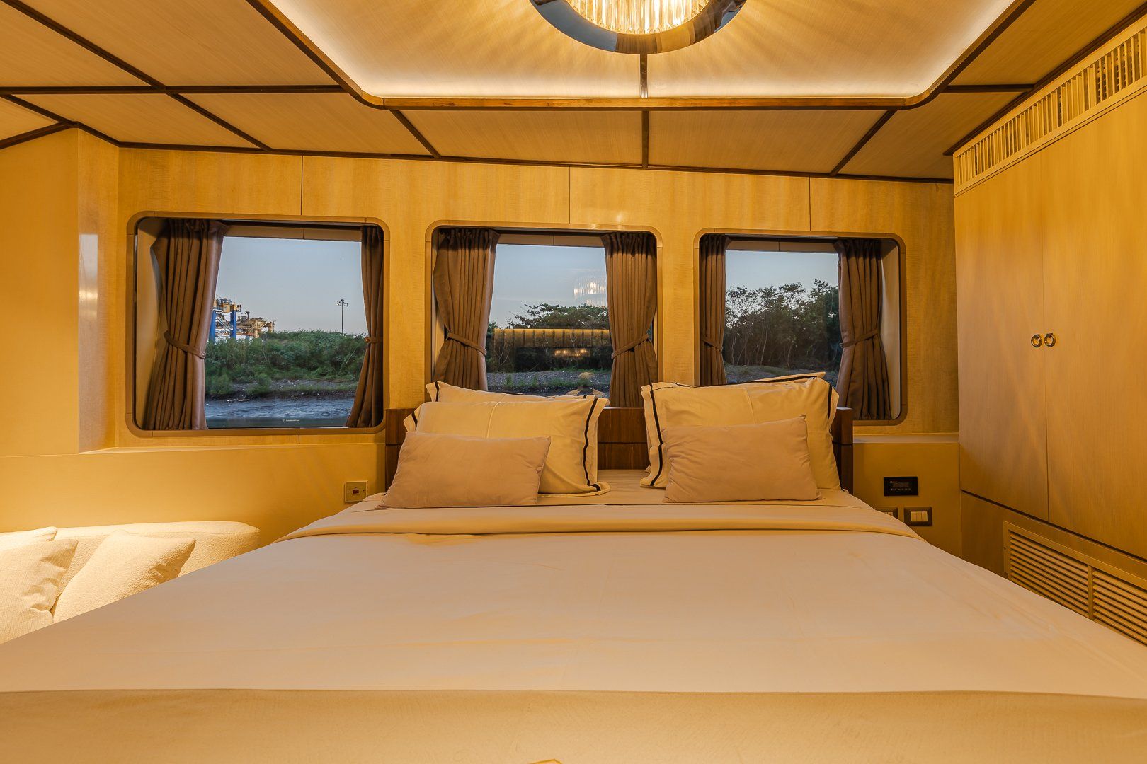 Photo of Commercial Yacht, image 4 of 9