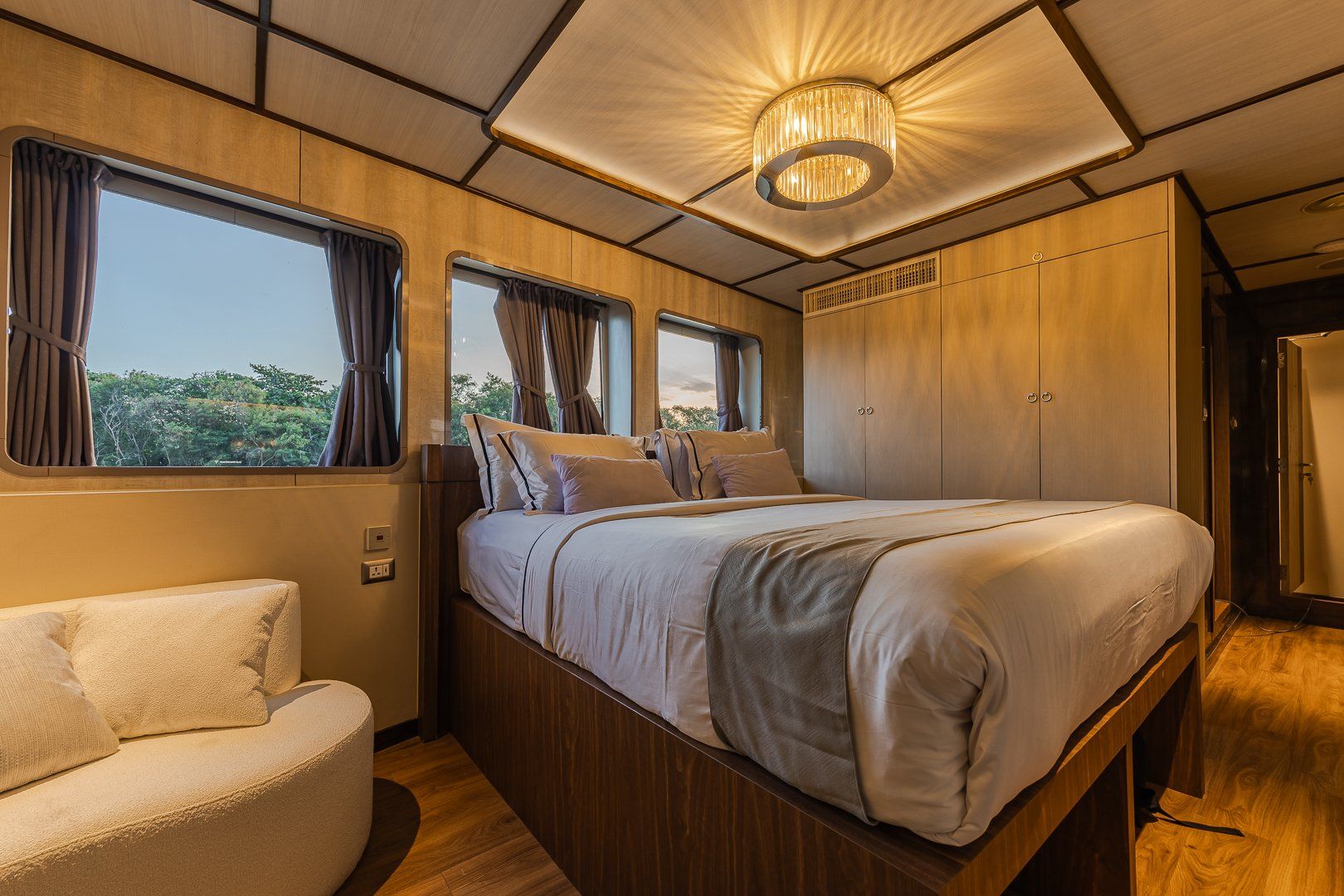 Photo of Commercial Yacht, image 7 of 9